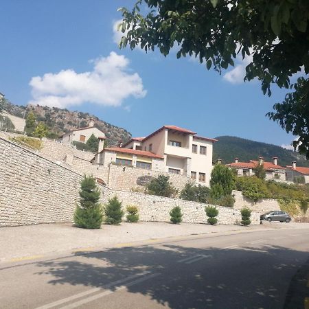 Вілла Καστρο Πετρινα Σαλε Καλαβρυτα Калаврита Екстер'єр фото